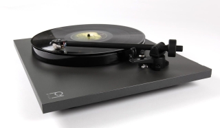 Rega Planar 1 PLUS +++ AKTION +++ Plattenspieler mit Phonovorstufe und RB110, Schwarz Matt | Neu