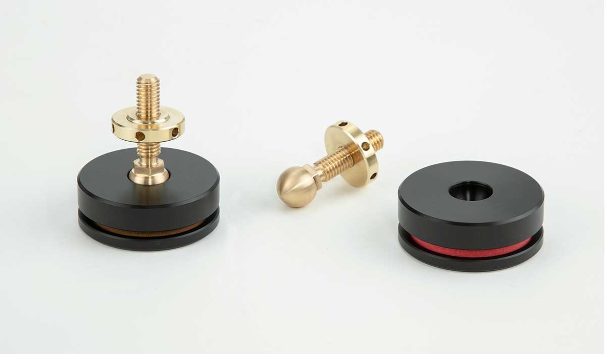 POM-Absorber und Bronze-Kugelspikes in der Detailansicht