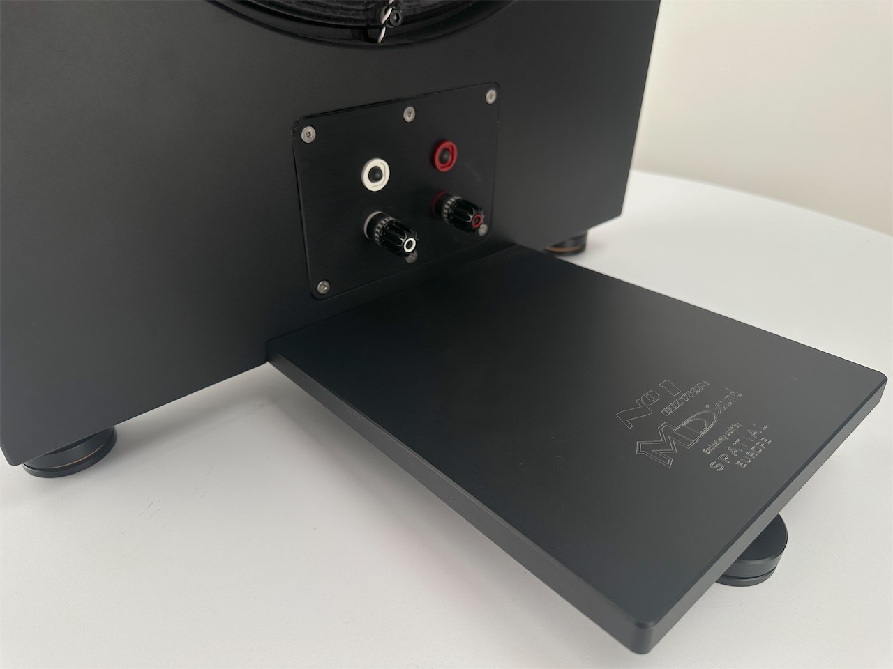Gelaserter Aluminiumfuß der No 1 MD-Sound Edition und Anschlussterminal mit WBT-Klemmen