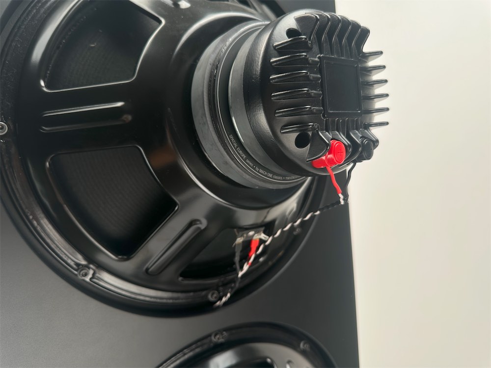 Rückseite des Kompressionstreibers mit Kimber-Kabel und Oyaide-Flachstecker