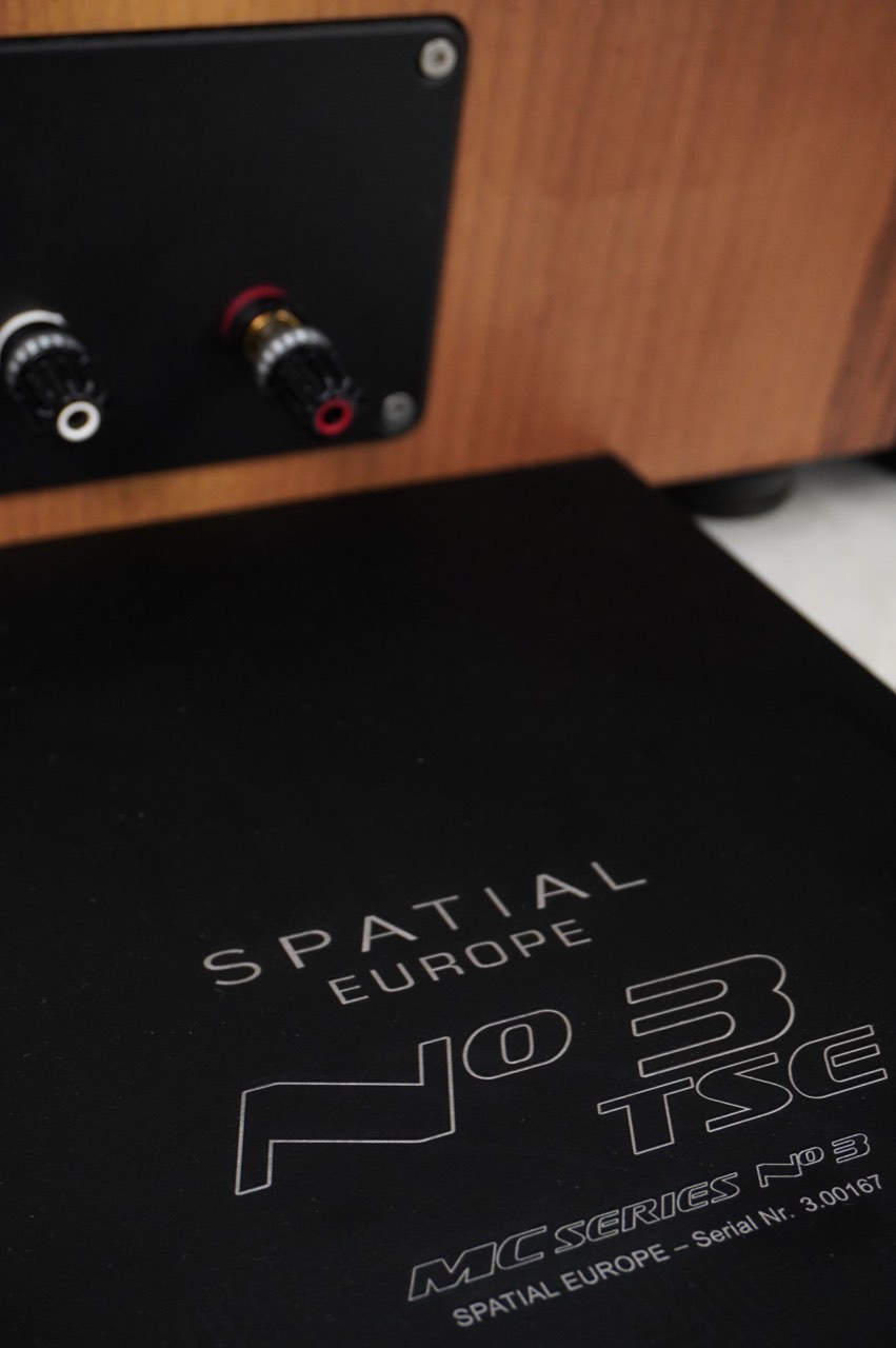 Aluminiumfuß mit Lasergravur No 3 TSE und Seriennummer