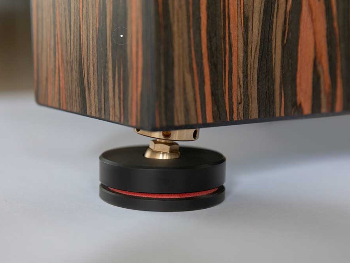 POM-Absorber mit Bronze-Kugelspike unter einem Spatial-Lautsprecher
