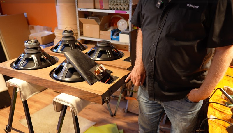 Robert von Spatial Europe an einer liegenden Schallwand mit Mehrschichtaufbau und Gewinden für die Aluminium-Bodenplatte