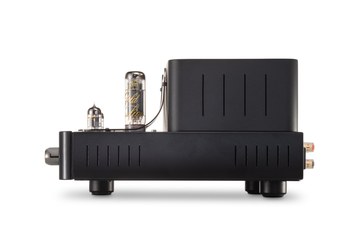 Seitenansicht des Unison Simply Italy Black Edition mit KT77- und ECC82-Röhre
