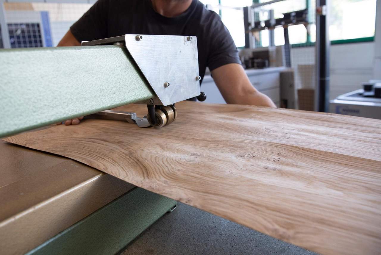 Furnierblatt wird in der Spatial-Manufaktur bearbeitet