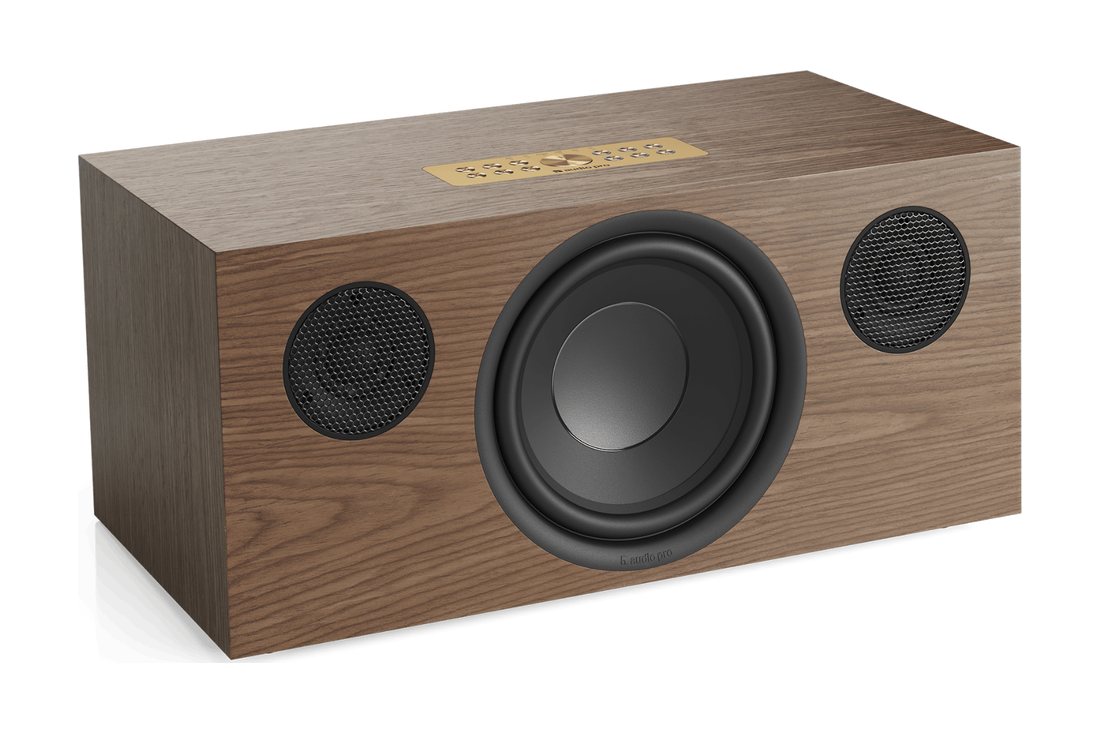 Audio Pro C20 W in Walnuss ohne Stofffront, schräg von vorn