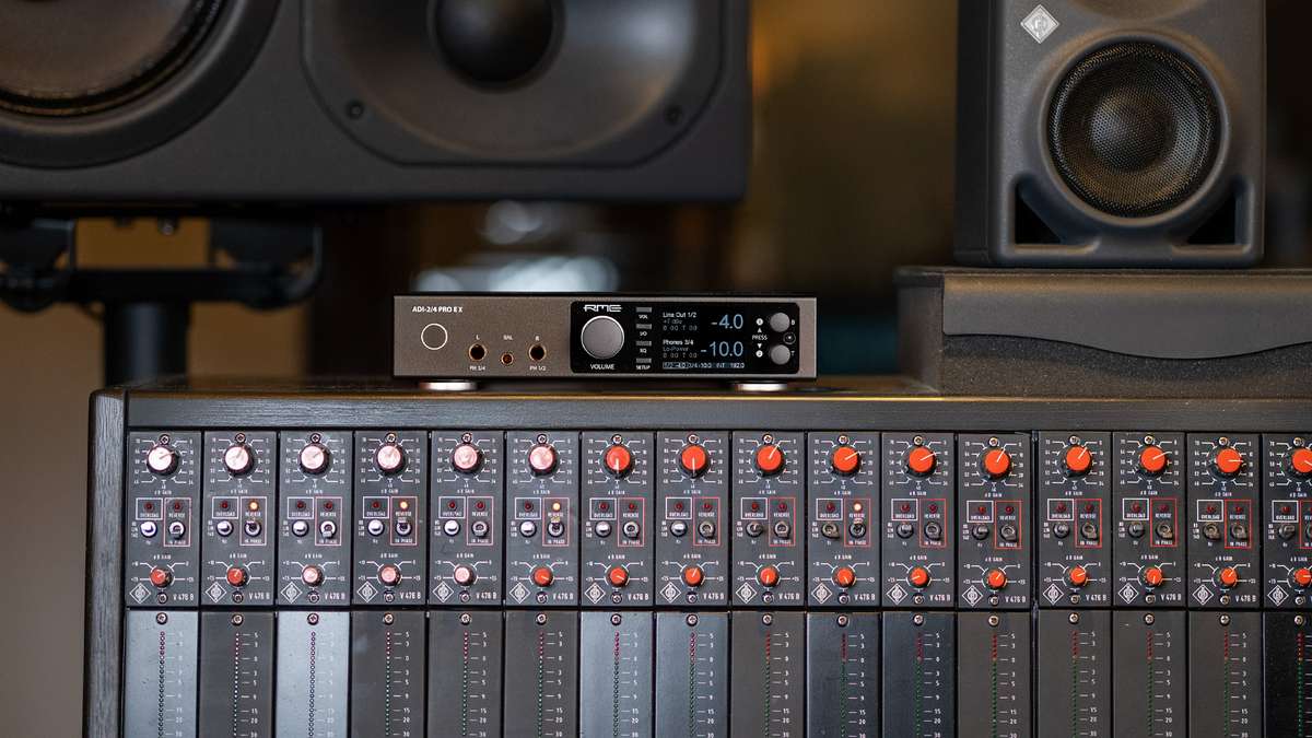 RME ADI-2/4 Pro EX auf einem Mischpult zwischen Studiomonitoren