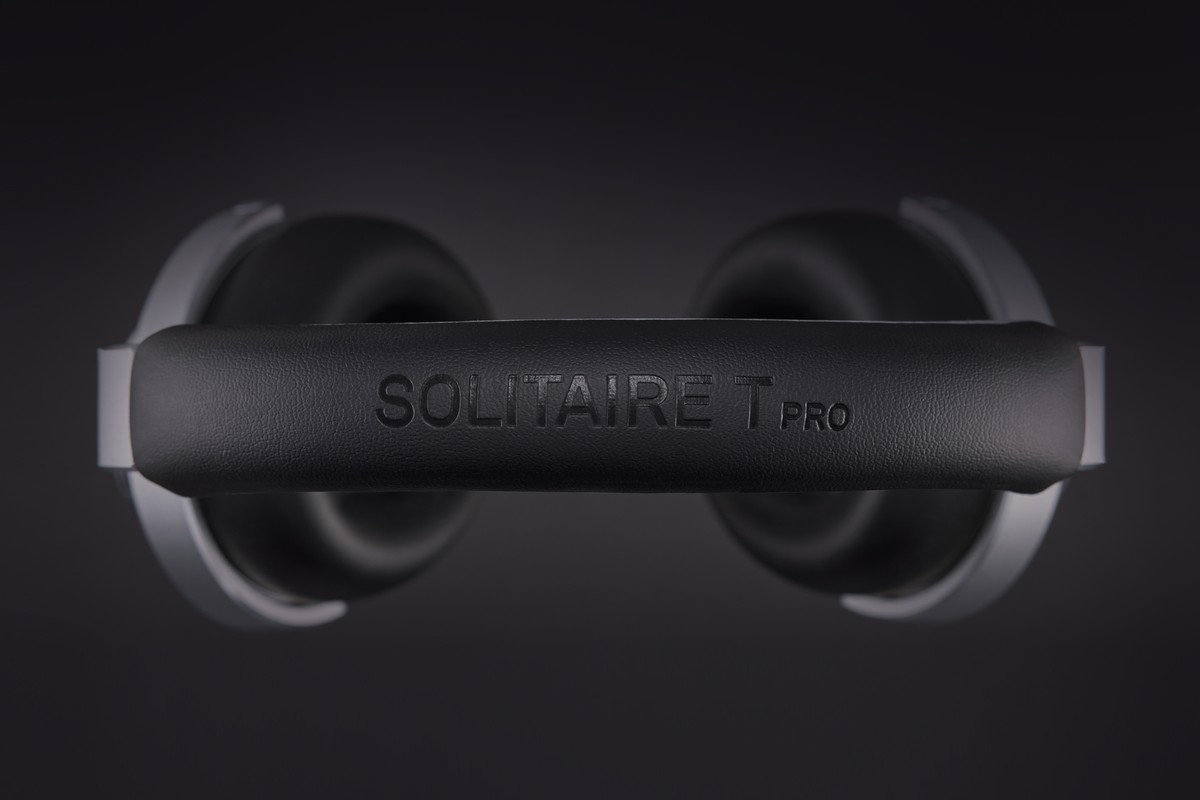 T+A Solitaire T Pro von oben mit Schriftzug auf dem Kopfband