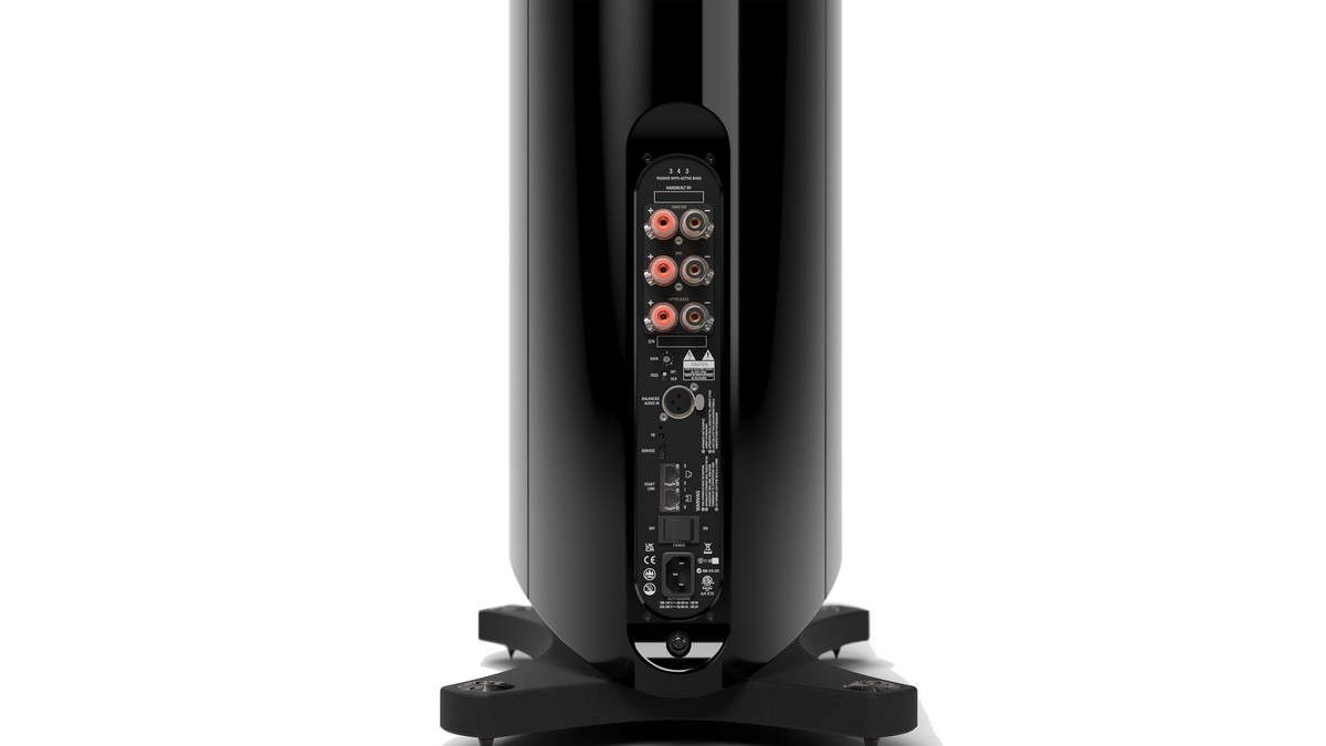 Rückseite des Linn 343 PWAB mit Anschlussklemmen und XLR-Eingang