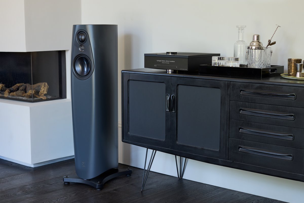Linn 343 in Triton neben einem Linn Klimax DSM im Wohnzimmer