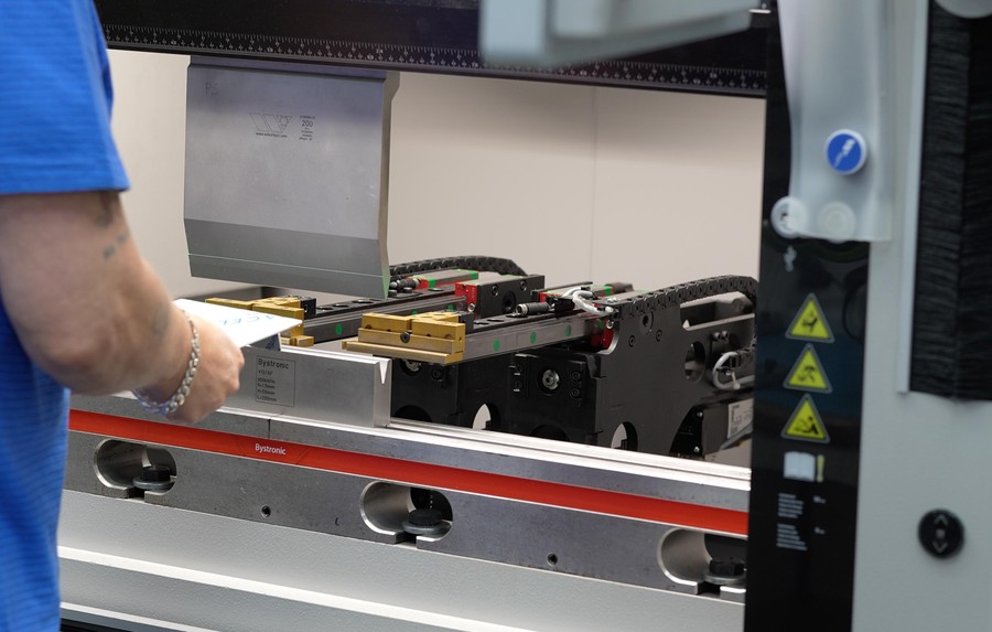 Gestanzte Teile werden auf 0,1 mm und 0,1 Grad genau gekantet.