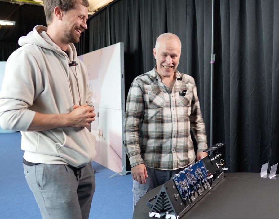 Chefakustiker Phil Budd (rechts) und David vor dem Verstärkermodul des 343.