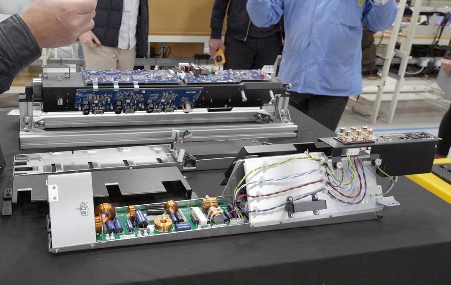 Vorn das PWAB-Modul mit passiver Weiche und Power DAC, hinten das Exakt-Modul.