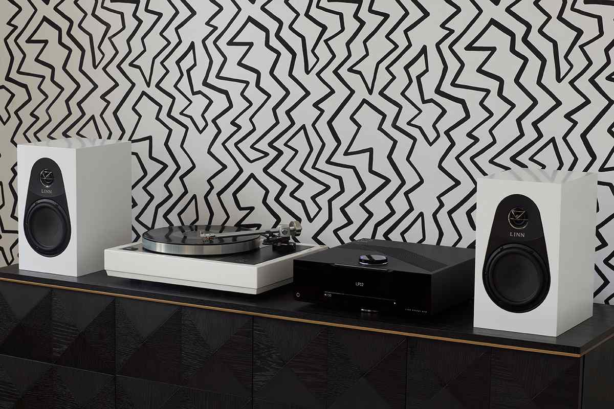 Linn 119 in Weiß mit Selekt DSM Classic und Plattenspieler im Wohnraum