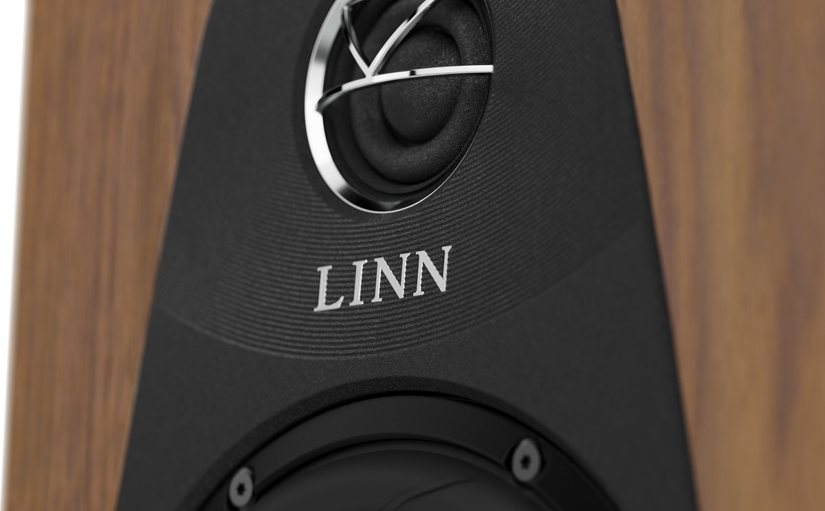 Hochtöner mit Linn-Logo und Zierteil am Linn 150
