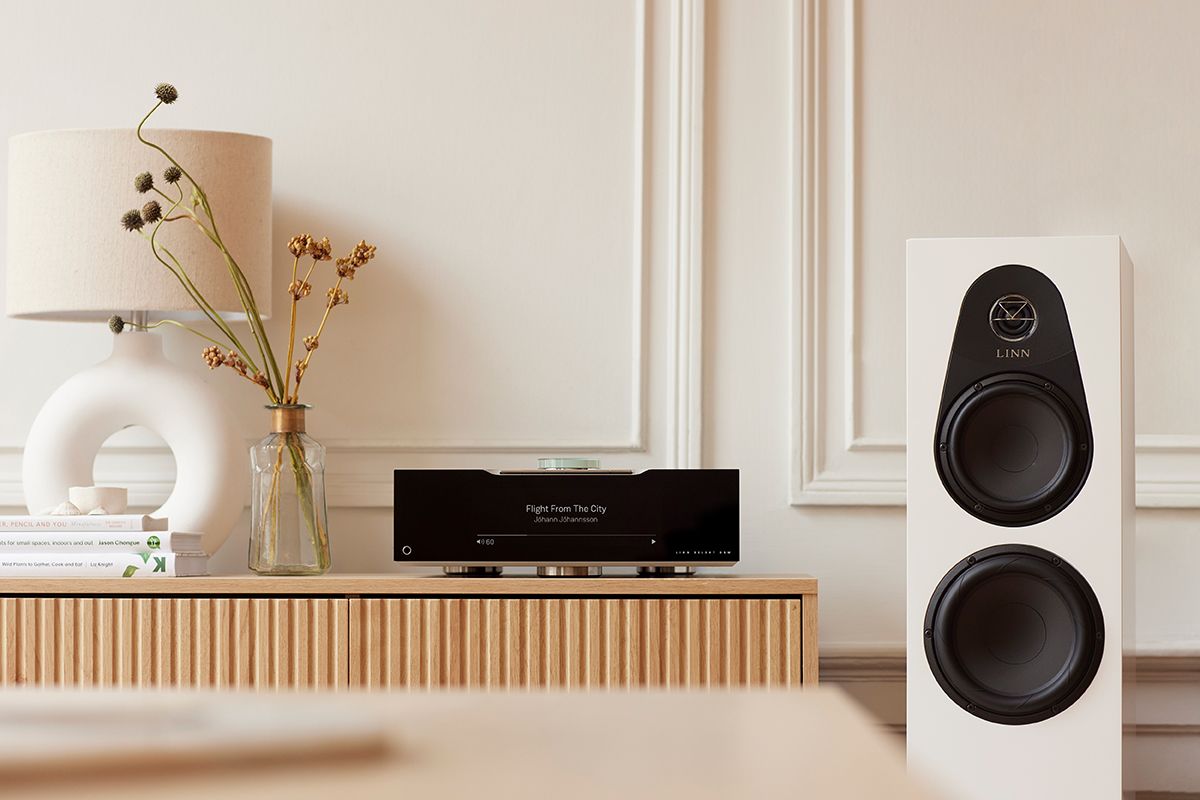Linn 150 in Weiß mit Selekt DSM Classic im Wohnraum