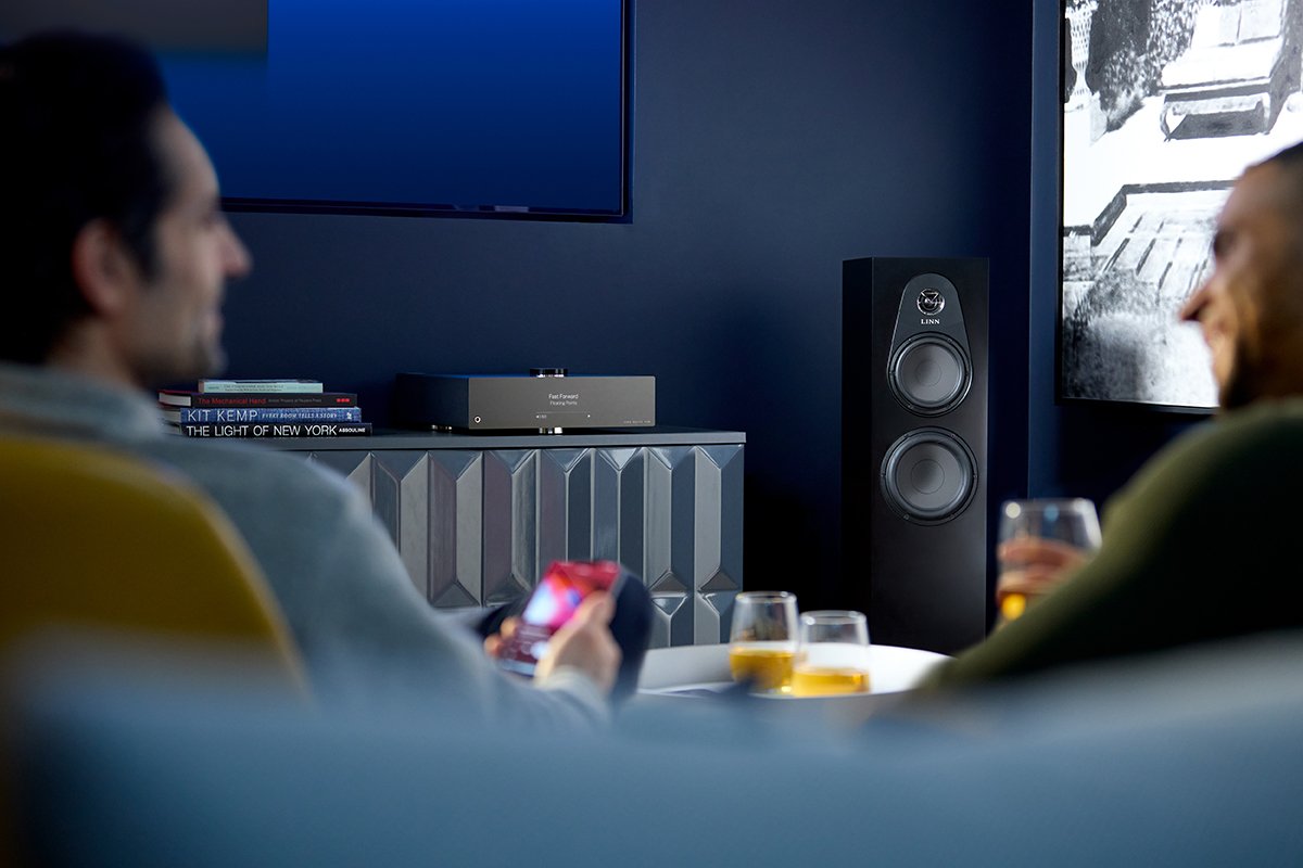 Linn Majik DSM mit Linn 150 Standlautsprechern im Wohnzimmer