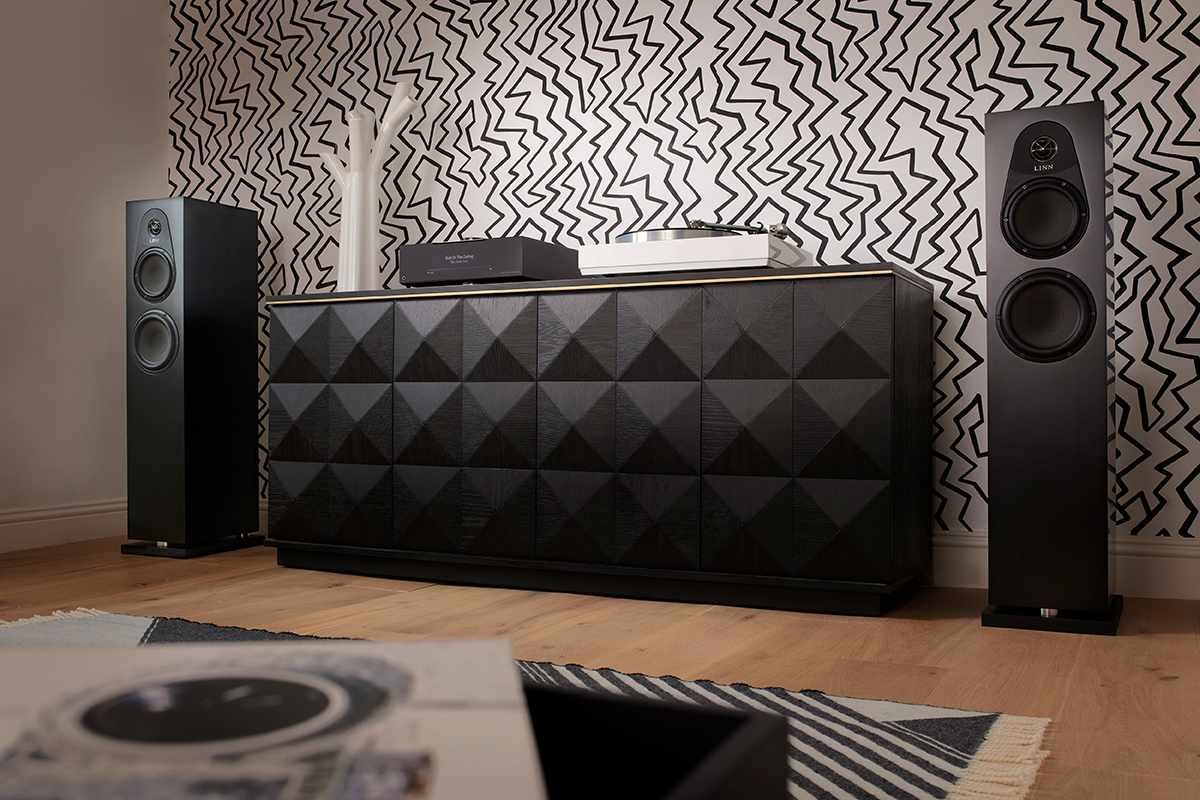 Linn Selekt DSM Classic mit Linn 150 Standlautsprechern im Wohnraum