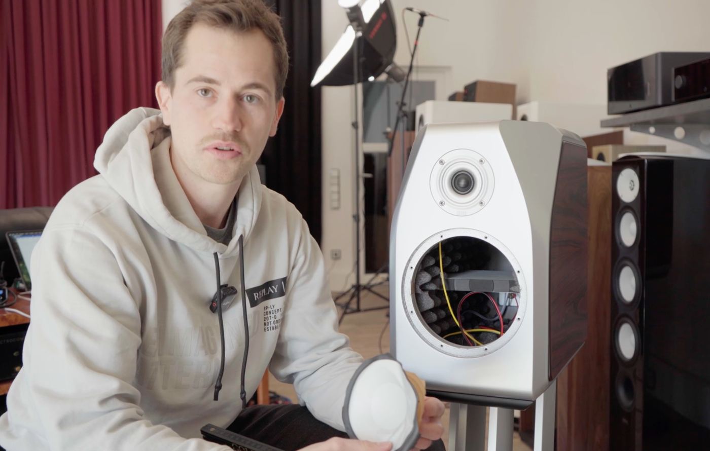 David neben der geöffneten Regalbox HECO Belladonna, Blick ins Gehäuse