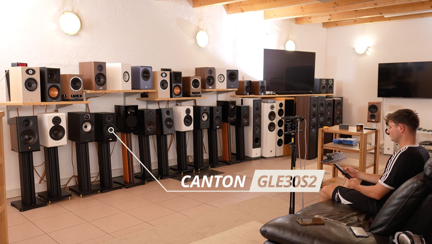 Daniel hört im Vorführraum von MD Sound Regallautsprecher auf Ständern im Vergleich
