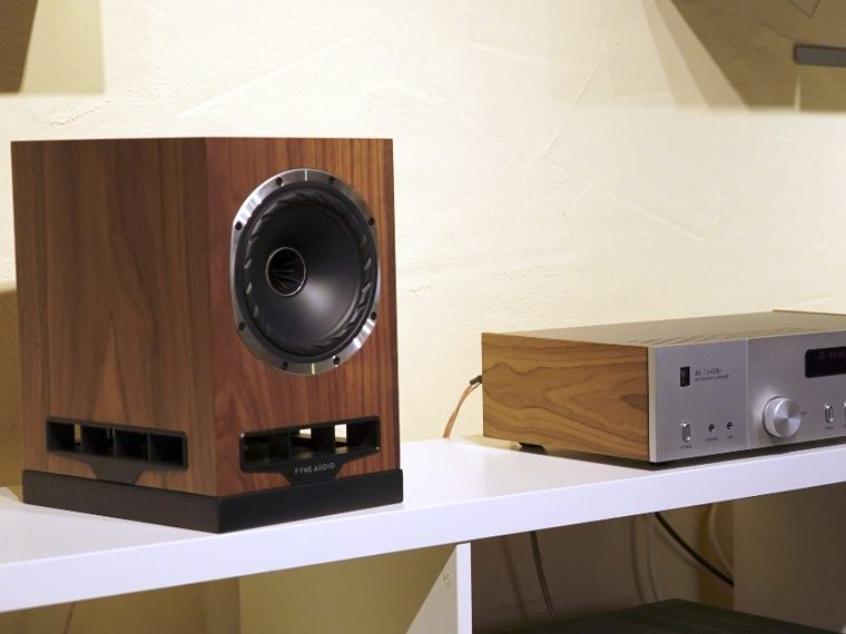 Fyne Audio F500S Regallautsprecher in Walnuss mit Koaxial-Chassis auf einem weißen Regal
