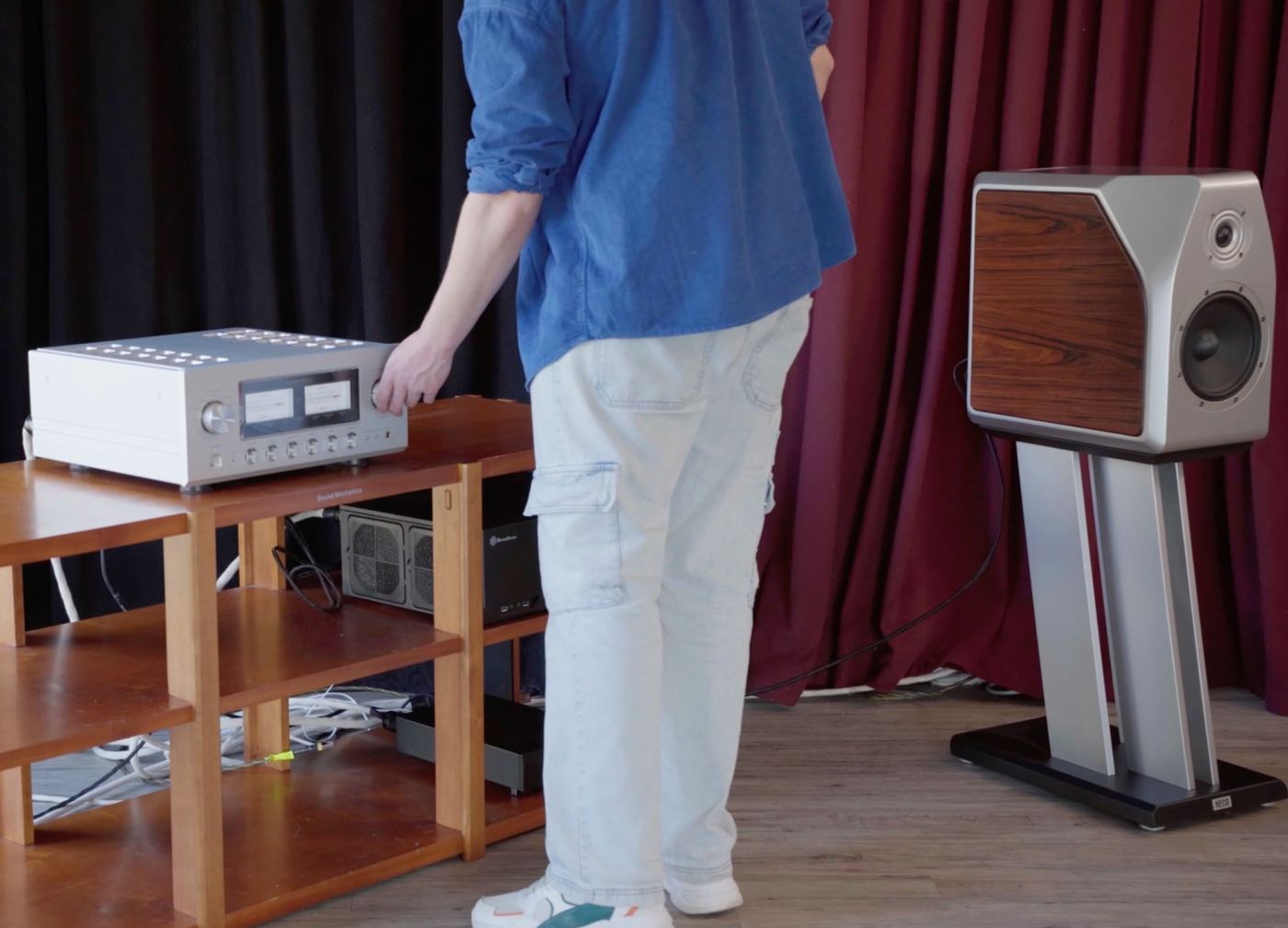 Vollverstärker Luxman L-509Z im Rack, daneben ein Regallautsprecher auf einem Ständer