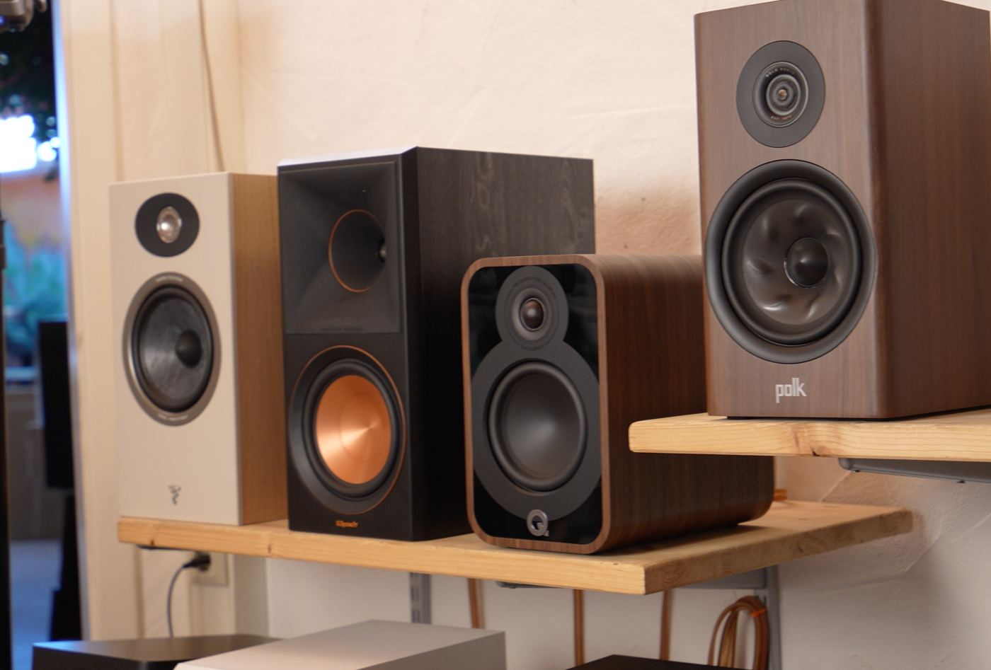 Vier Regallautsprecher nebeneinander: Focal Theva N°1, Klipsch RP-600M II, Q Acoustics 5020 und Polk Reserve R200